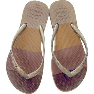 Havaianas kids gold and cream tones. Size 33-34